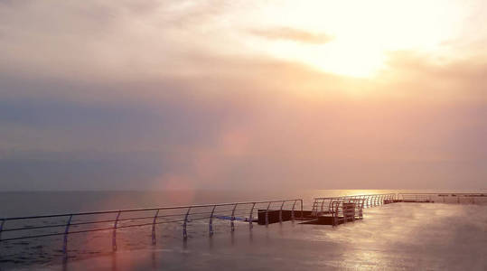海 海洋 海滩日落，春 夏 冬季 秋季 平静 波 太阳 景观 自然 美丽背景 阳光 码头 栅栏