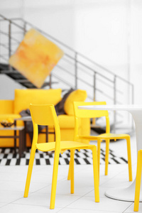 黄色的家具与室内