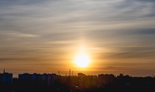 沃罗涅日城市在日落时, 反对五颜六色的天空, 从屋顶的全景鸟图