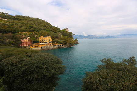 美丽的风景，一家在海岸和海洋