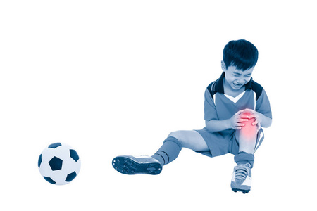 膝关节疼痛的青年亚洲足球运动员。全身