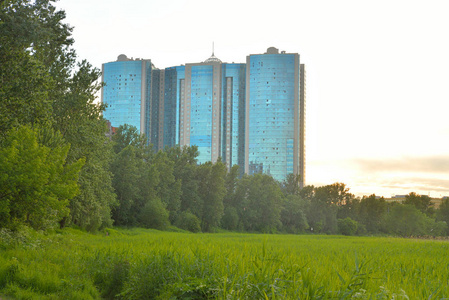 夏季景观与住宅摩天大楼图片