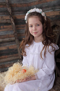 女孩在花圈举行复活节彩蛋官燕图片