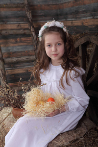 女孩在花圈举行复活节彩蛋官燕图片