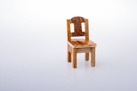 棕褐色木制玩具椅子