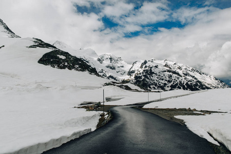 沥青路面在阿尔卑斯雪山在夏季时间