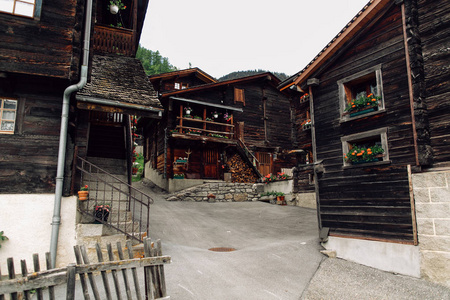 传统的高山村庄与更旧的木房子