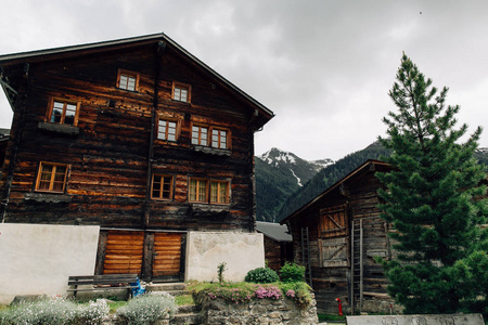 传统的瑞士乡间小屋里高山村庄