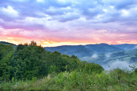在山景观的雄伟日落。暴风雨前的阴天。喀尔巴阡 罗马尼亚 欧洲。美丽世界