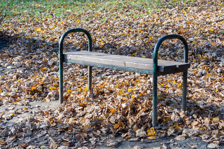 在阳光明媚的秋日, 在城市公园里的长椅
