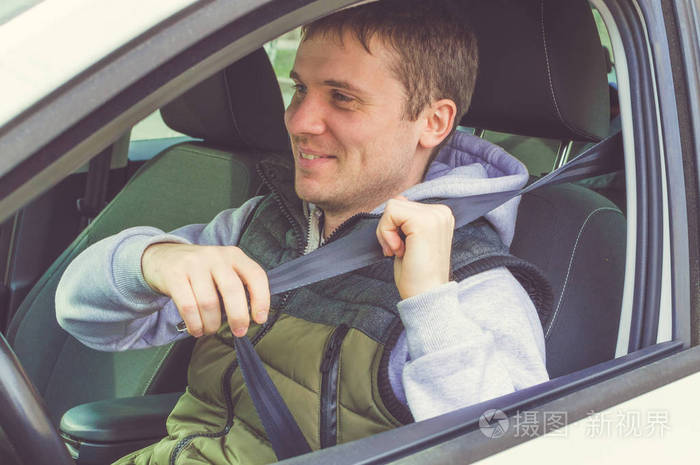 年轻男子系好安全带安全驾驶