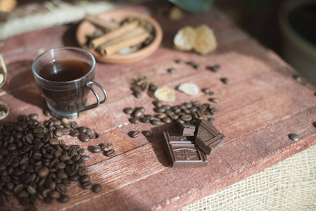 巧克力和咖啡的杯。咖啡的谷物和黑巧克力。高数量的。热饮料甜点