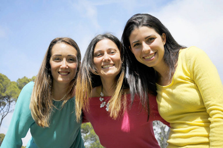 三个年轻人微笑妇女在公园