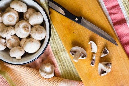 原料香菇蘑菇上木桌背景