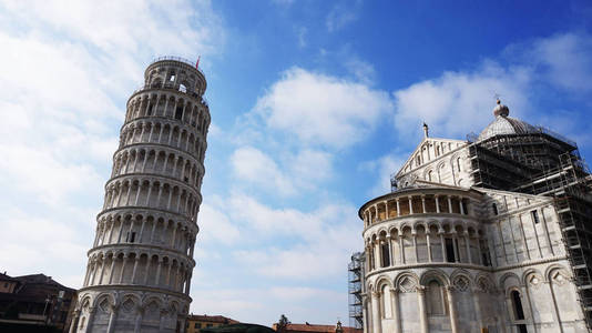 斜塔和圣玛利亚大教堂苏泰在广场 dei Miracoli 也被称为大教堂广场与游客，比萨，意大利