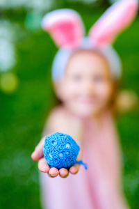 复活节彩蛋的小女孩图片