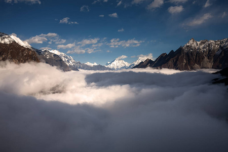 玛纳斯鲁谷覆盖着云在玛纳斯鲁电路跋涉尼泊尔。