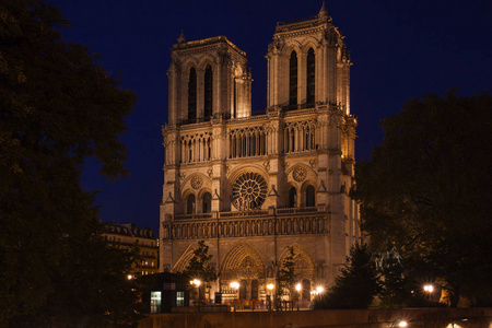 巴黎圣母院晚上在巴黎，法国