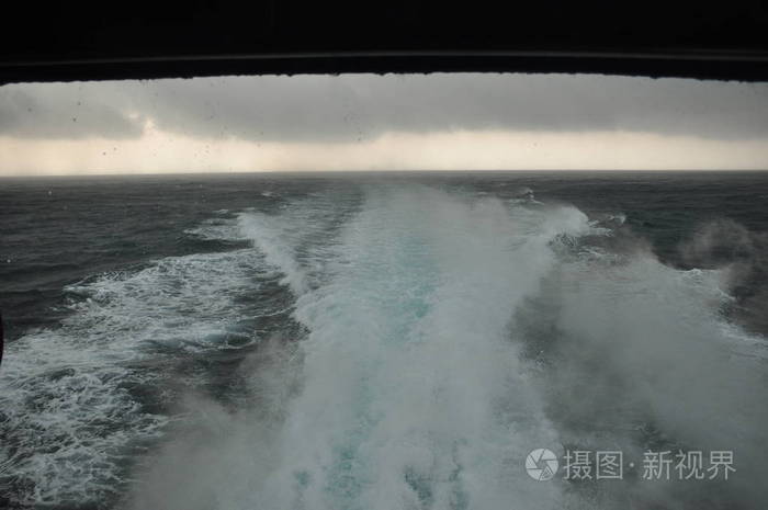 风暴在爪哇海.印度尼西亚.大雨和阴暗的天空