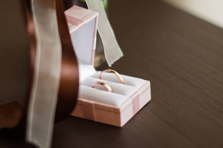 在苔藓上表婚礼上的结婚戒指