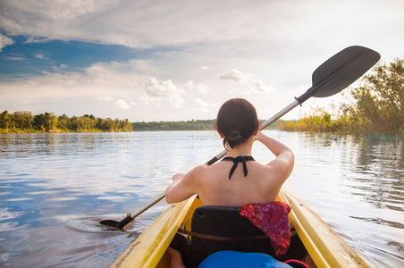皮划艇在亚马逊河上的女人