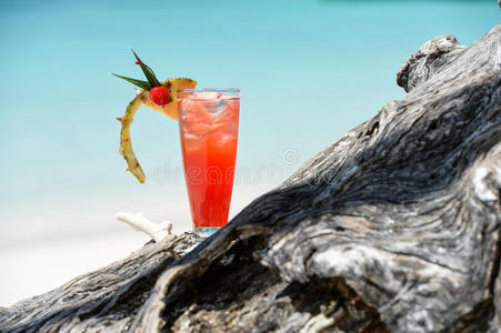 海滩上水果味的假尾饮料图片