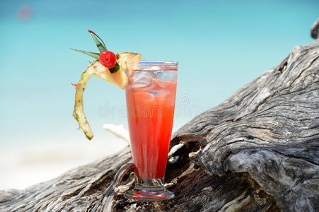 海滩上水果味的假尾饮料图片