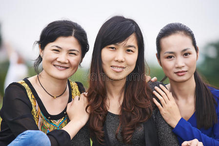 中国亚裔妇女户外活动图片