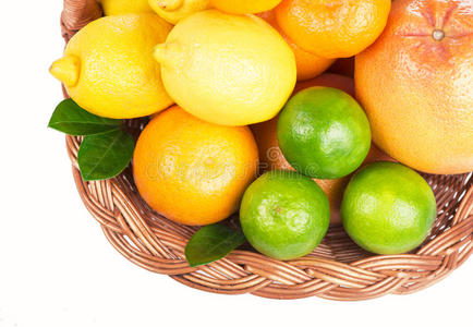 柳条篮子里有叶子的新鲜柑橘类水果