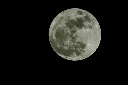 满月在夜间黑暗黑色天空