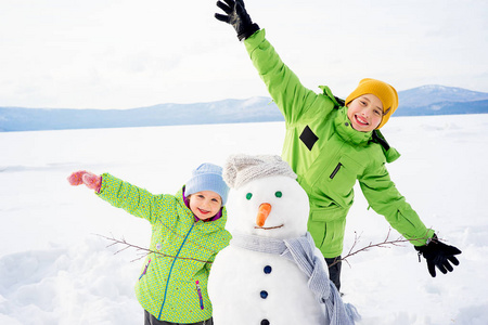 孩子们正在堆雪人