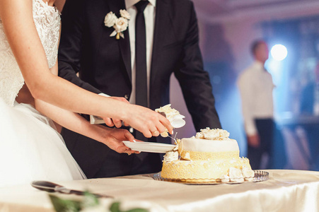 新娘把一块蛋糕放在盘子上