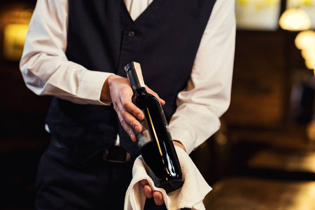 服务员提供访客葡萄酒，在等待命令，用白毛巾上他的手，自信的服务员，酒吧服务员的制服的服务员。Restaurant.Classic