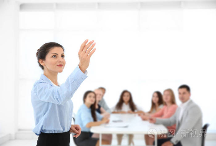 演示文稿给一群人的商业培训师