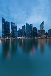 暮光之城新加坡市办公楼市中心水前面