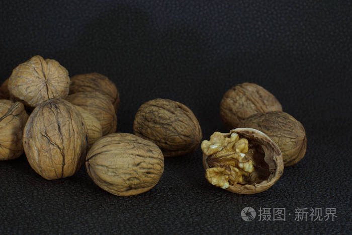 在切碎的核桃壳上的美味核桃仁