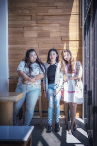 咖啡店里的三个亚洲女人的画像
