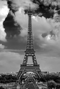 在单色的埃菲尔铁塔。埃菲尔铁塔。巴黎，法国