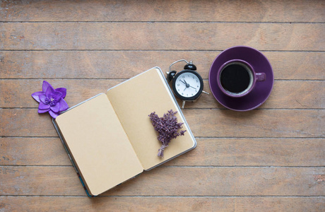 笔记本用薰衣草和杯咖啡