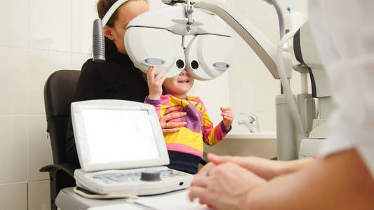 高技术在眼科的临床检查小女孩视觉儿童医学验光师