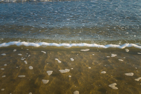 海浪在沙滩上