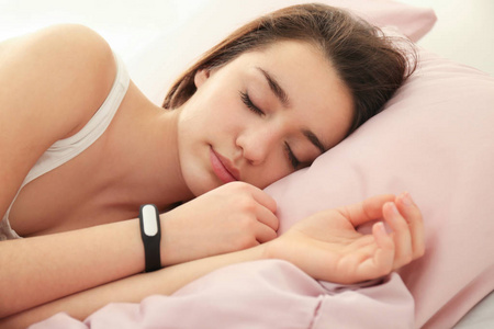 年轻女子与睡眠跟踪器