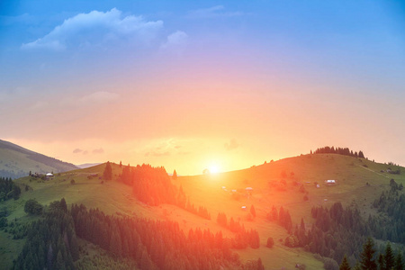 美丽阳光灿烂的日子是在山的风景。喀尔巴阡 乌克兰