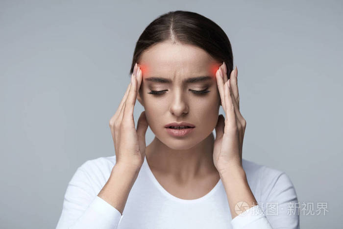 头痛美丽的女人感觉压力和强头痛苦