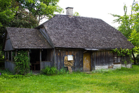 老木乡村房子与木屋顶与绿草 g