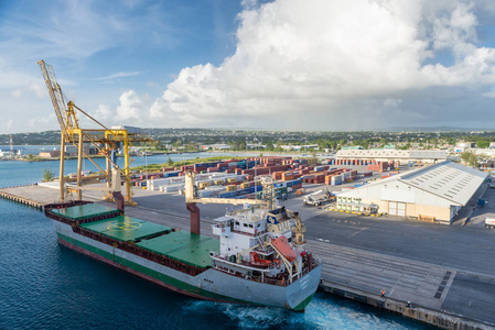巴巴多斯岛的港口集装箱船