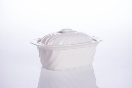 锅或陶瓷食品罐在背景上
