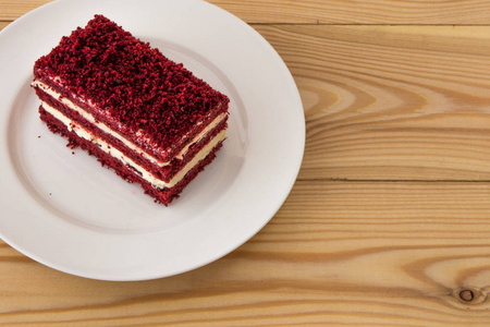 红色的天鹅绒一块蛋糕在白板上