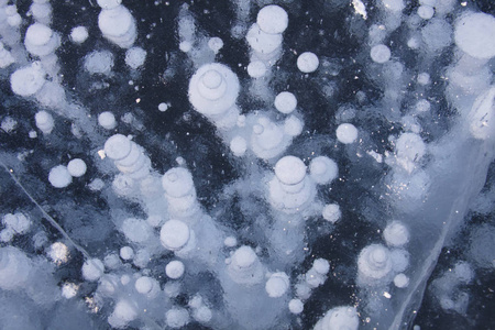 在贝加尔湖冰的泡沫。冬天纹理