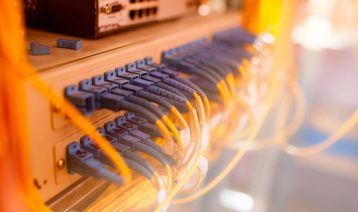 纤维光缆连接到光纤端口和双绞线网络 c